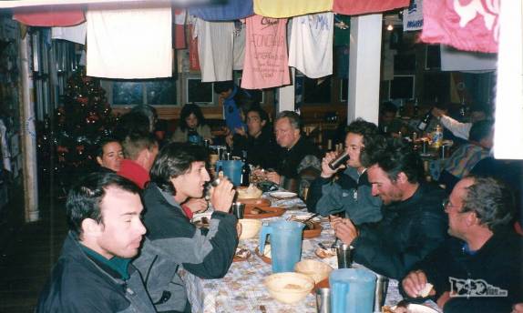 Festa de reveillon no refúgio em Plaza de Mulas, o hotel mais alto do mundo, aos pés do Aconcágua, oeste da Argentina (temporada de 1998/99)